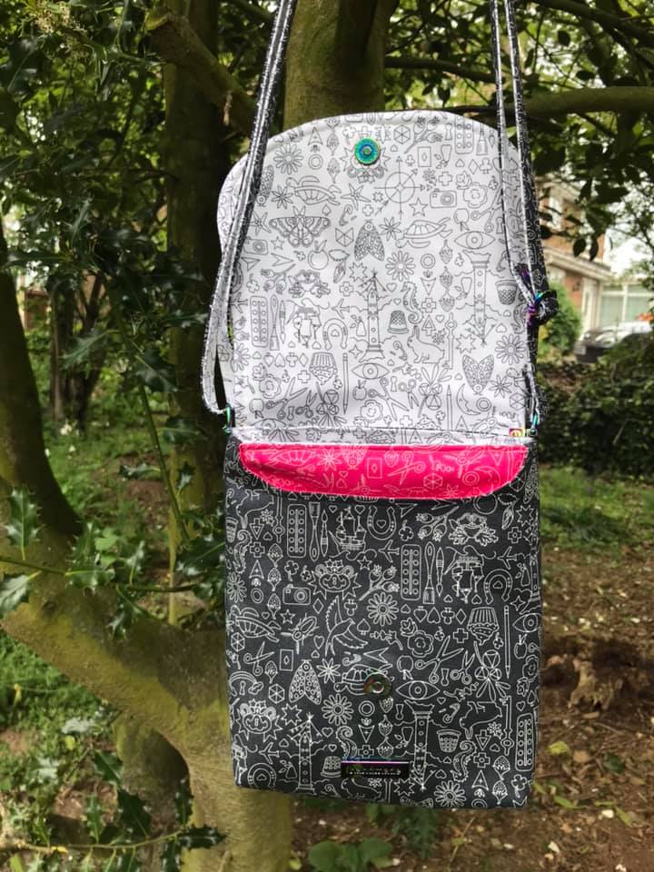 The Crossbody Bag PDF Sewing Pattern rear view with white and black contrast fabric