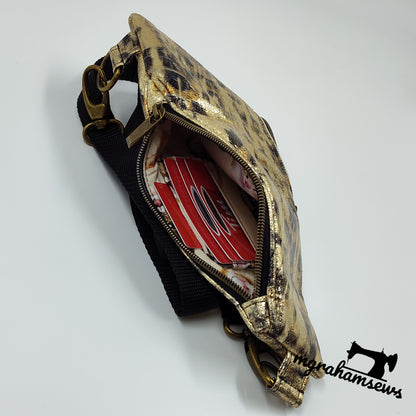 Adventurer Sling Bag Paper Sewing Pattern made by Michelle Graham  zipper view