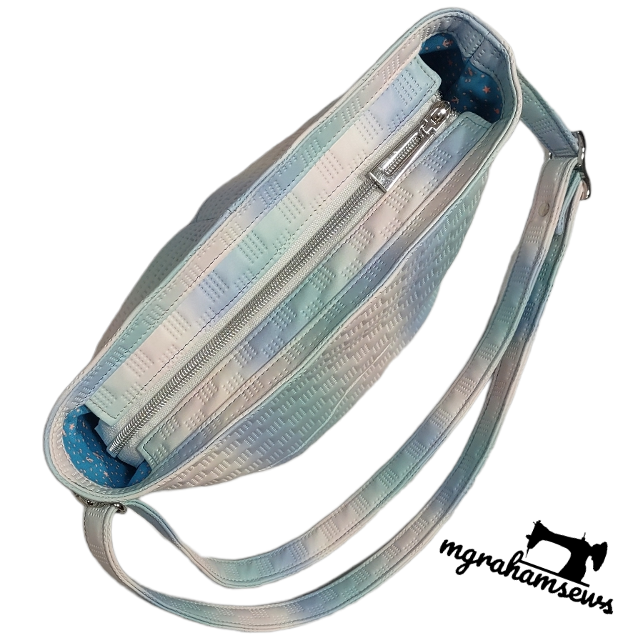 Awesome Oval Bag PDF Sewing Pattern made by Michelle Graham zipper view