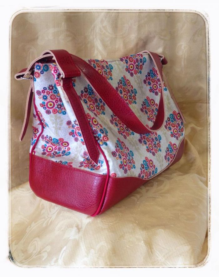 Charlotte City Tote Sewing pattern, red strap and base side view