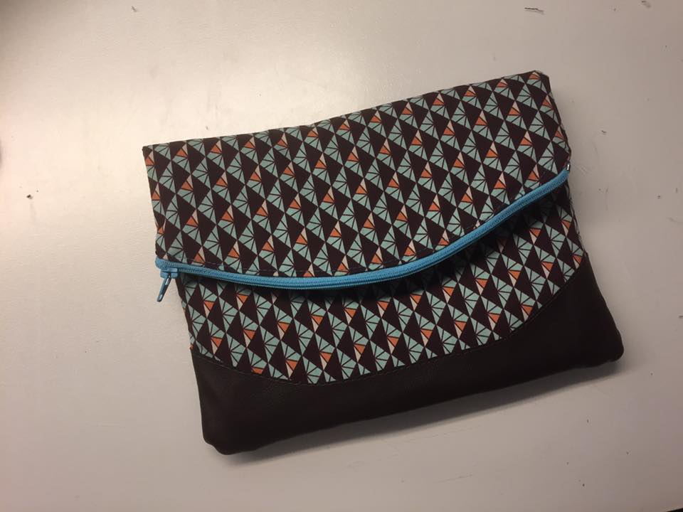Heidi Foldover Clutch & Wristlet Sewing Pattern  made by Heidi Versmissen zipper view