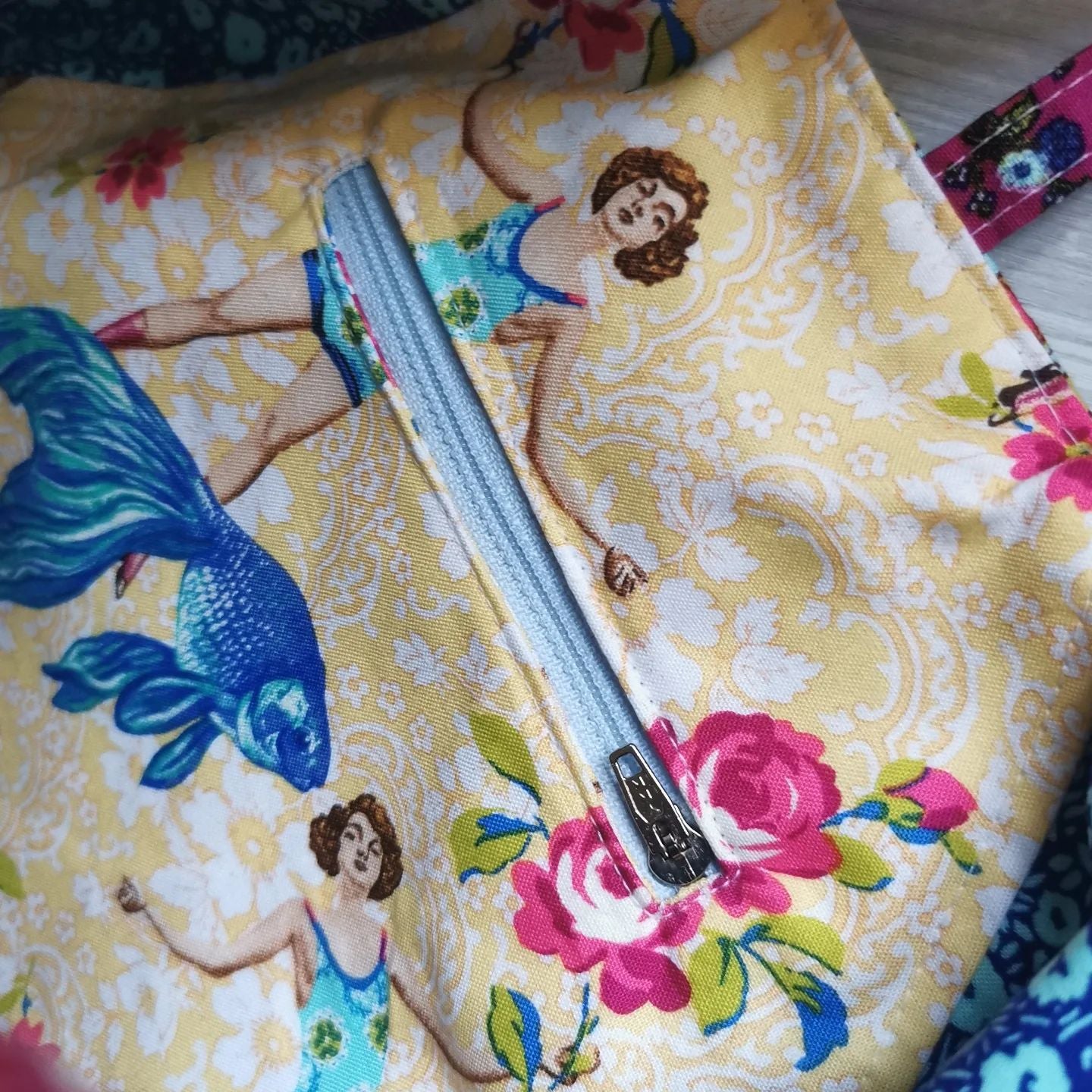 Laney Reversible Hobo sewing pattern  made by Lynn Palmer zip view