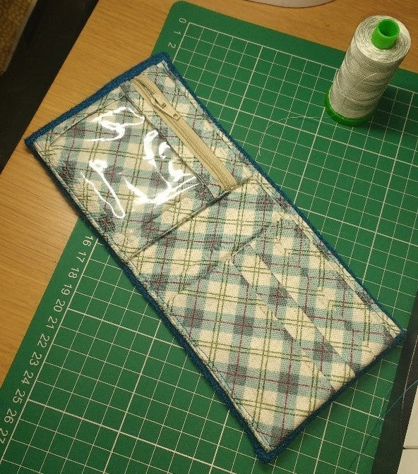 Free zipped pocket tutorial for the Gentleman's Wallet